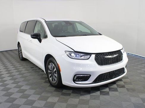 Used 2024 Chrysler Pacifica Select image 27