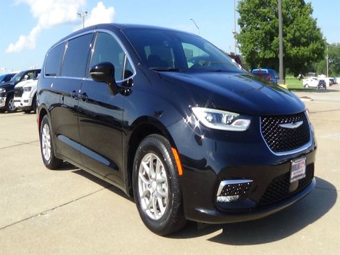 Certified 2025 Chrysler Pacifica Select FWD image 4