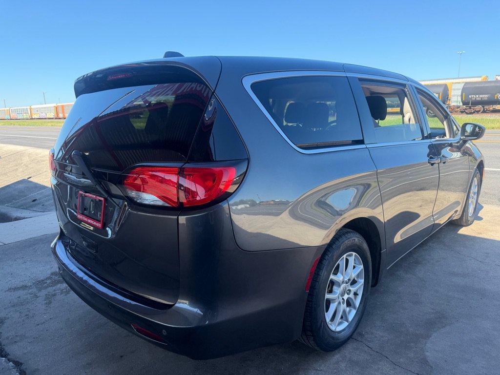 Used 2018 Chrysler Pacifica Touring FWD image 32