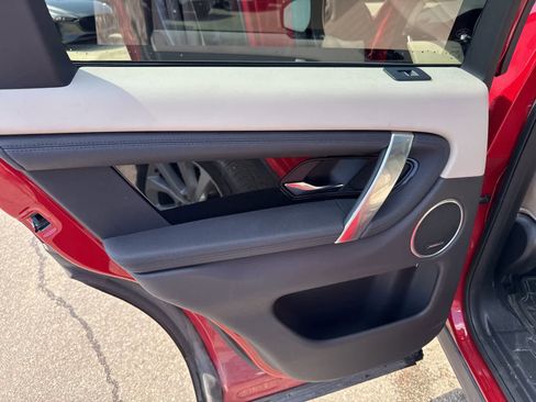 Used 2020 Land Rover Discovery Sport SE image 18