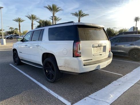 Used 2019 GMC Yukon XL SLT image 2