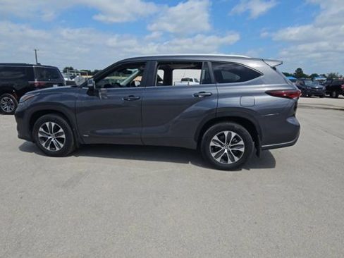 Used 2024 Toyota Highlander XLE AWD/4WD image 5