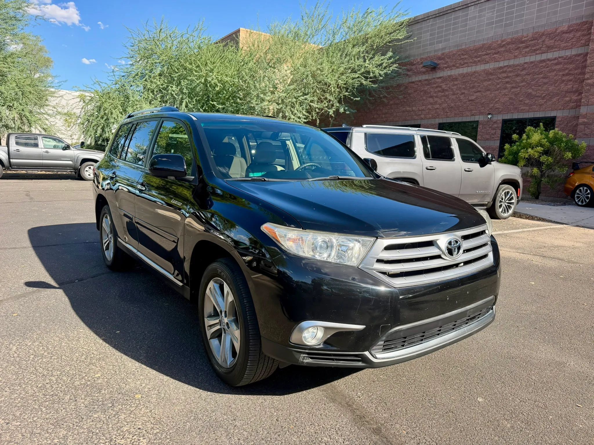 Used 2011 Toyota Highlander Limited w/ Tow Pkg AWD/4WD image 3