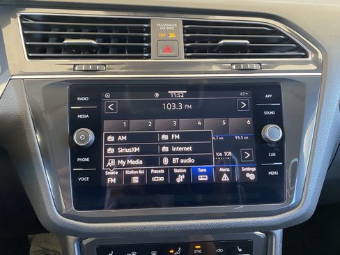 Used 2023 Volkswagen Tiguan SE FWD image 4
