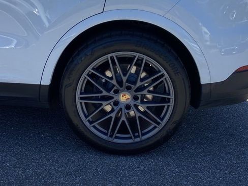 Used 2024 Porsche Cayenne AWD/4WD image 12