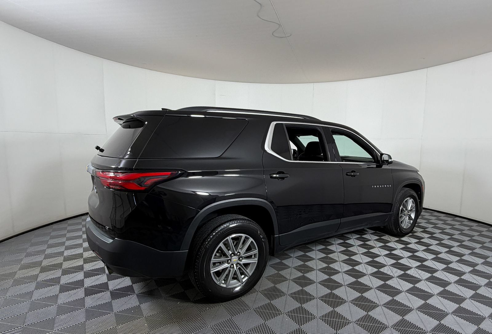 Used 2023 Chevrolet Traverse LT FWD image 4