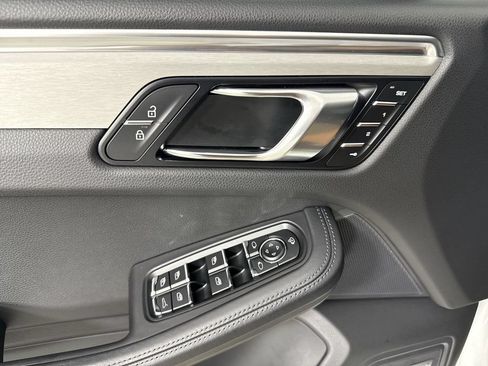 Certified 2024 Porsche Macan w/ Premium Plus Package AWD/4WD image 33