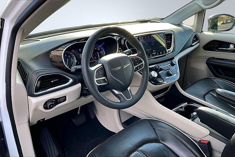 Used 2024 Chrysler Pacifica Limited FWD image 15