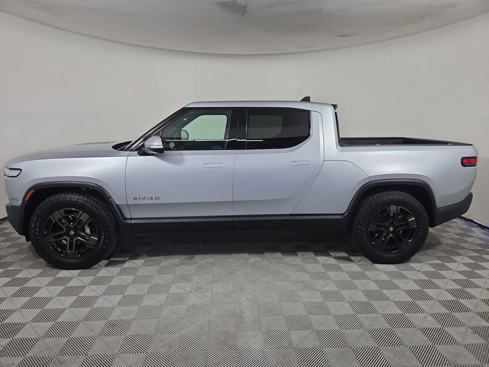 Used 2024 Rivian R1T Adventure Dual AWD/4WD image 2