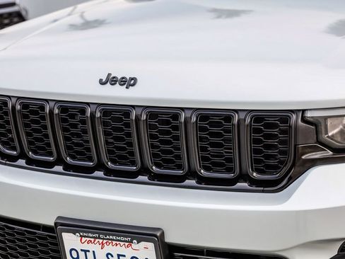 Used 2025 Jeep Grand Cherokee Altitude AWD/4WD image 6