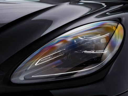 Certified 2025 Porsche Macan image 7