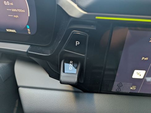 Used 2025 Porsche Macan Electric image 42