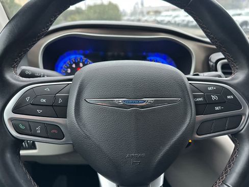 Used 2017 Chrysler Pacifica Touring-L image 24