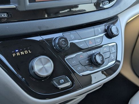 Used 2021 Chrysler Voyager Lxi image 17