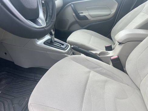 Used 2017 Ford Fiesta SE image 3