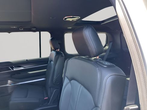New 2026 Jeep Grand Wagoneer Summit image 19