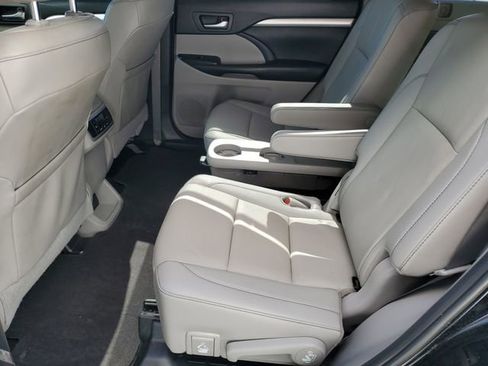 Used 2019 Toyota Highlander XLE image 32