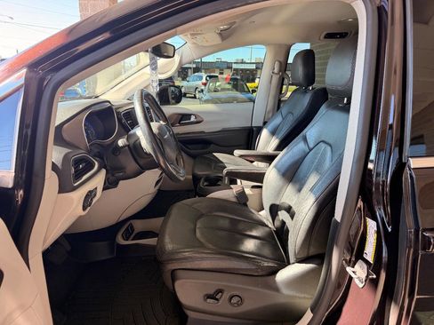 Used 2019 Chrysler Pacifica Touring-L image 30