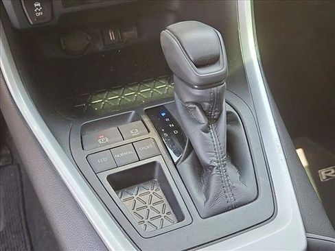 Used 2022 Toyota RAV4 XLE w/ Carpet Mat Package (TMS) FWD image 14