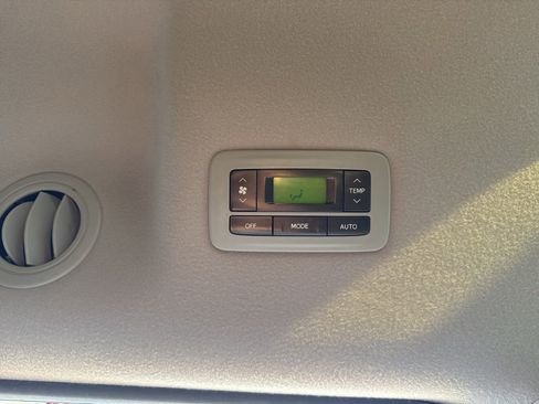 Used 2014 Toyota Sienna SE image 19