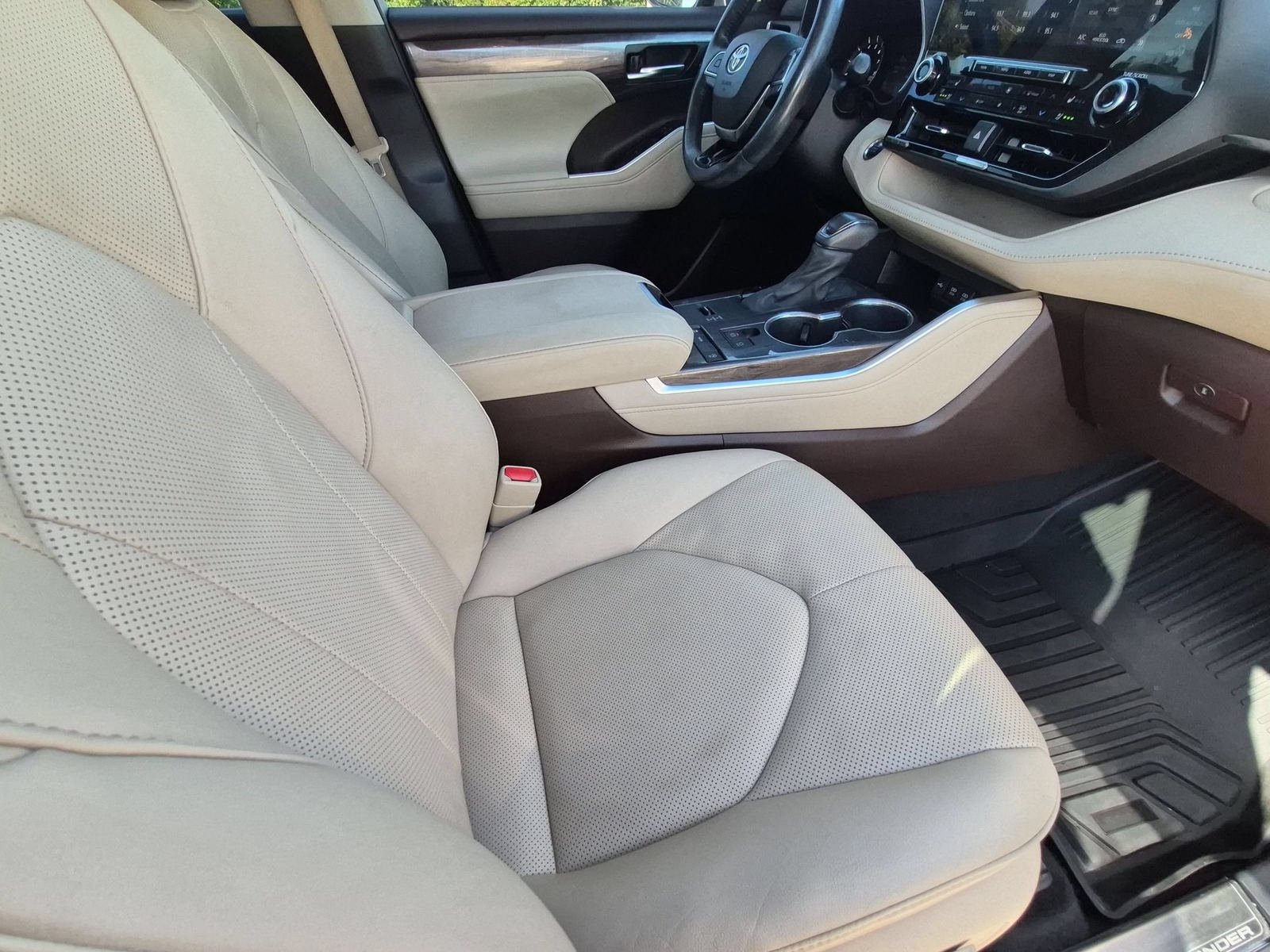 Used 2021 Toyota Highlander Limited FWD image 32
