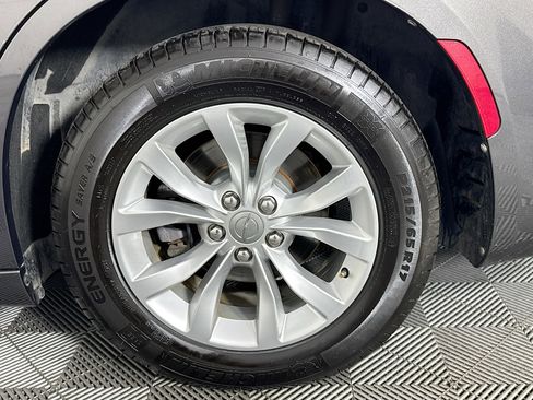 Used 2020 Chrysler 300 Touring RWD image 36