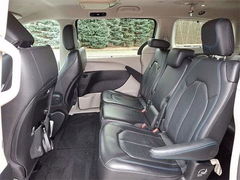 Certified 2021 Chrysler Pacifica Touring-L image 20