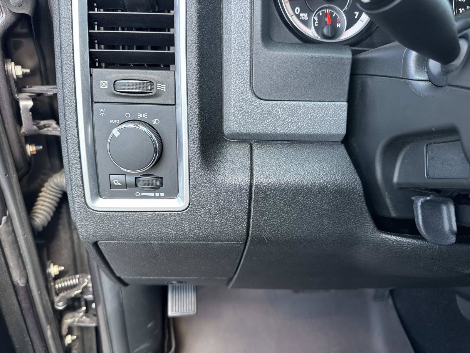 Used 2020 RAM 1500 Classic SLT AWD/4WD image 30
