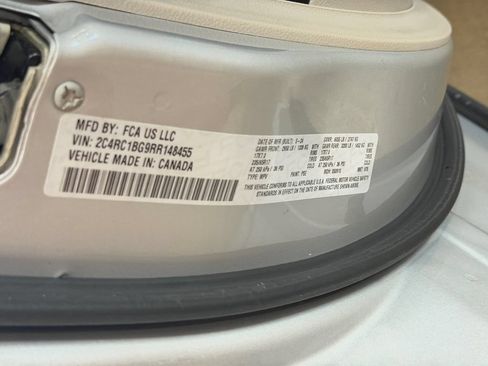 Used 2024 Chrysler Pacifica Touring-L FWD image 17