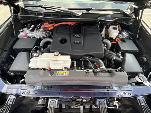 Certified 2025 Toyota Sequoia Platinum AWD/4WD image 18