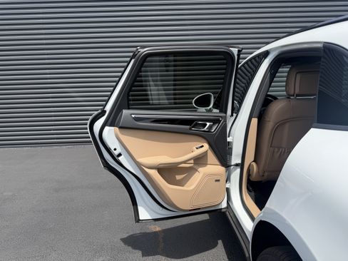 Certified 2024 Porsche Macan AWD/4WD image 25