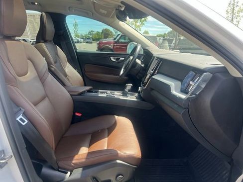Used 2020 Volvo XC60 T5 Momentum w/ Protection Package Premier AWD/4WD image 11