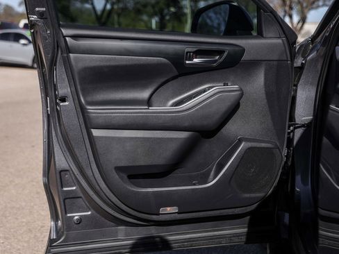 Used 2020 Toyota Highlander XLE image 25