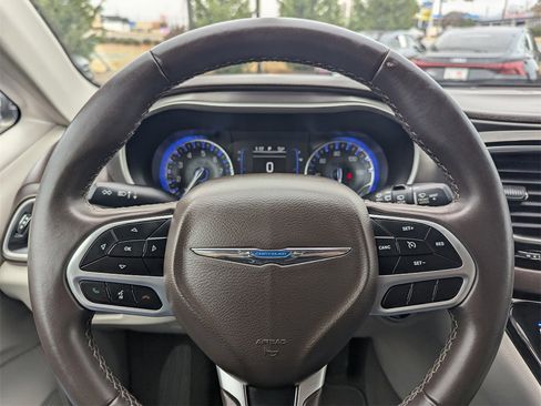 Used 2018 Chrysler Pacifica Touring-L image 22
