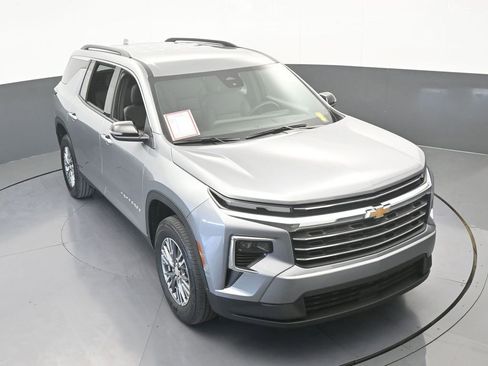 Used 2025 Chevrolet Traverse LT image 56