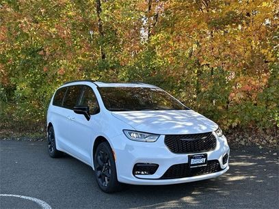 New 2026 Chrysler Pacifica Limited w/ S Appearance Package
