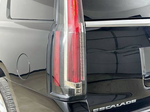 Used 2018 Cadillac Escalade Platinum AWD/4WD image 12