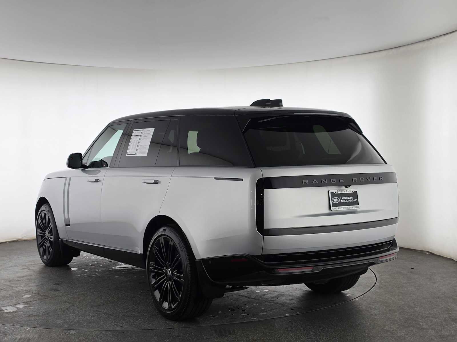 Used 2025 Land Rover Range Rover Long Wheelbase SE AWD/4WD image 3