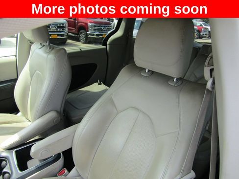 Used 2021 Chrysler Pacifica Touring-L FWD image 12