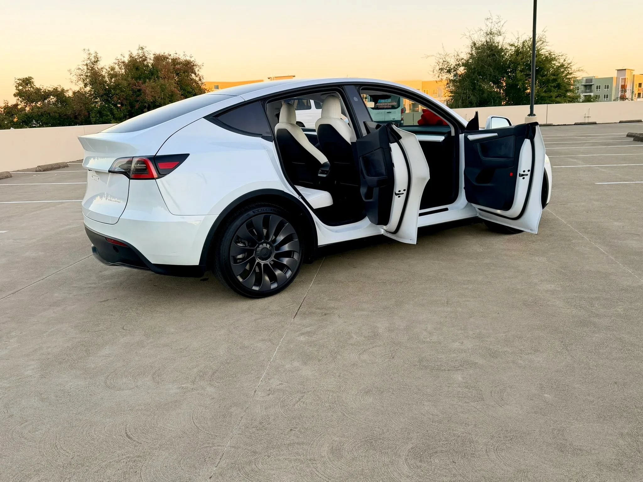 Used 2024 Tesla Model Y Long Range AWD/4WD image 35