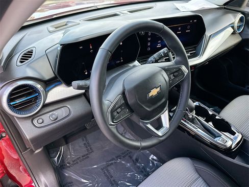 Certified 2025 Chevrolet Trax LT w/ Driver Confidence Package image 9