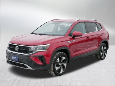 Certified 2024 Volkswagen Taos SE image 3