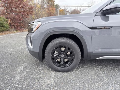New 2026 Volkswagen Atlas Peak Edition image 9