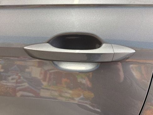 Used 2024 Volkswagen Tiguan SE image 16