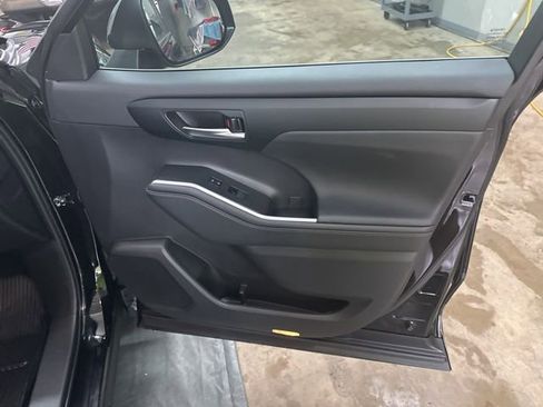 Used 2023 Toyota Highlander XLE image 23