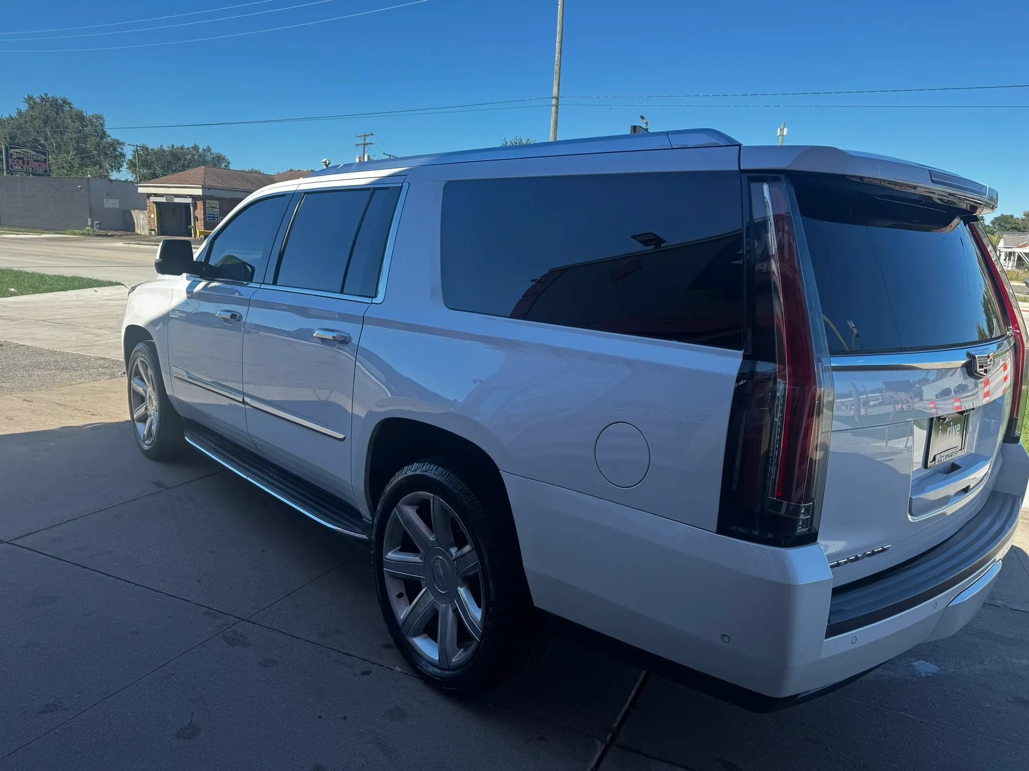 Used 2017 Cadillac Escalade ESV Luxury AWD/4WD image 5