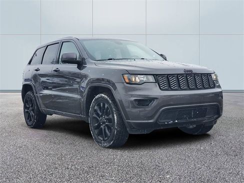 Used 2019 Jeep Grand Cherokee Altitude image 3
