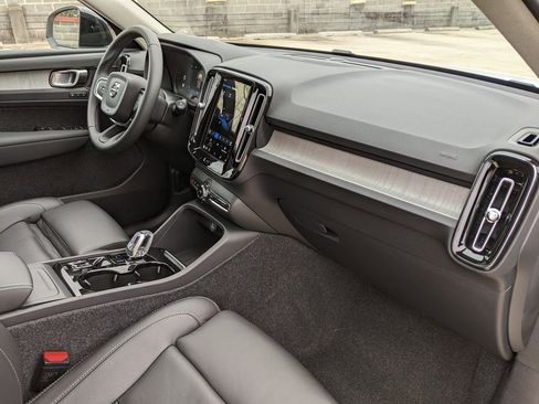 Certified 2025 Volvo XC40 B5 Ultra w/ Climate Package image 21