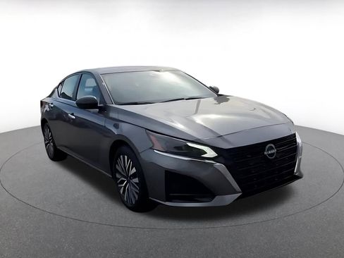 Used 2025 Nissan Altima 2.5 SV image 2