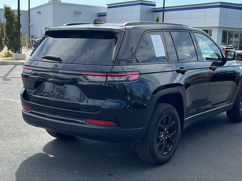 Used 2024 Jeep Grand Cherokee Altitude AWD/4WD image 5